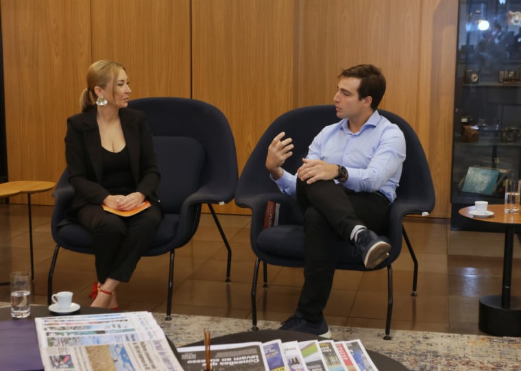 Márcia Costa, presidente do Sindilojas Caxias, foi recebida pelo diretor presidente do JC, Giovanni Tumelero