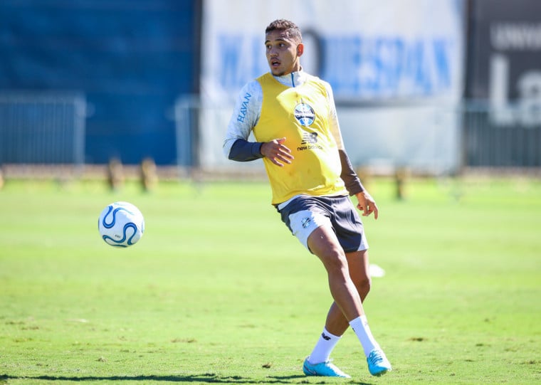 Gustavo Martins volta a ser opção na zaga gremista para Luís Castro