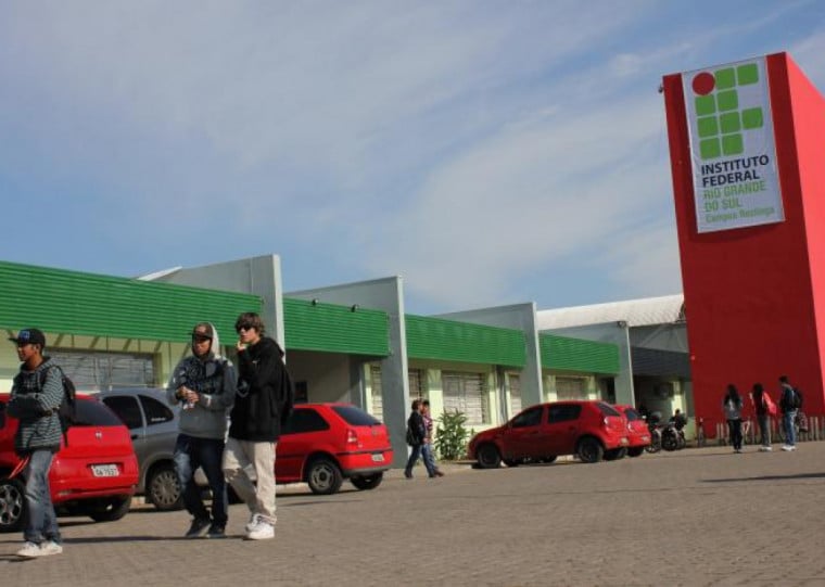 Os participantes receberão uma bolsa mensal, com valores ajustados conforme a etapa da formação (de R$ 100 a R$ 600 por mês)