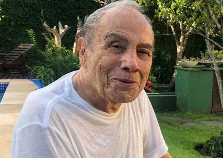 Aos 93 anos, ator St&ecirc;nio Garcia afirma que suas filhas "nunca se importaram com sua sa&uacute;de"