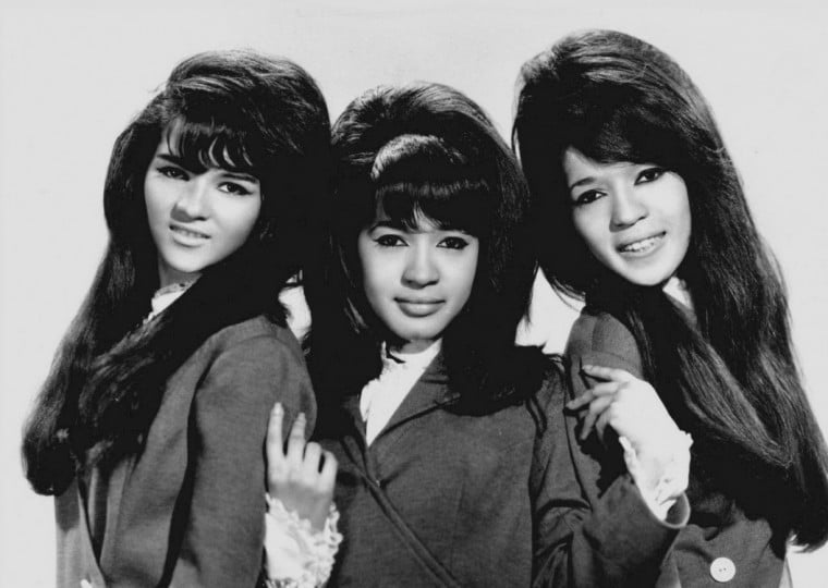 Ao lado das primas Ronnie Spector e Estelle Bennett, Nedra (esquerda) cantou sucessos como 'Baby I Love You'