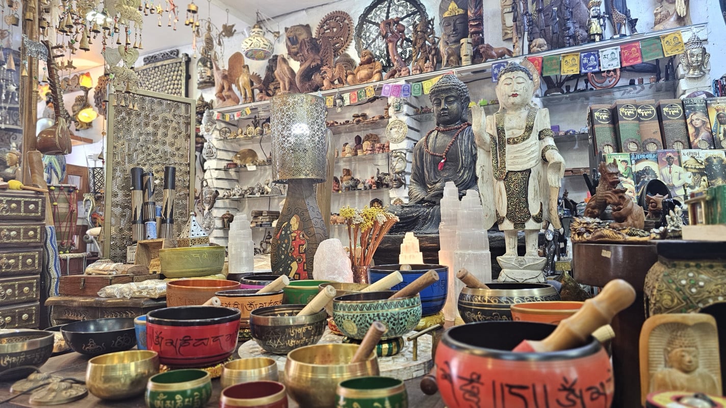 A loja re&uacute;ne um acervo de mais de 30 anos. Anualmente, Jorge viaja para trazer novidades | Nathan Lemos/JC