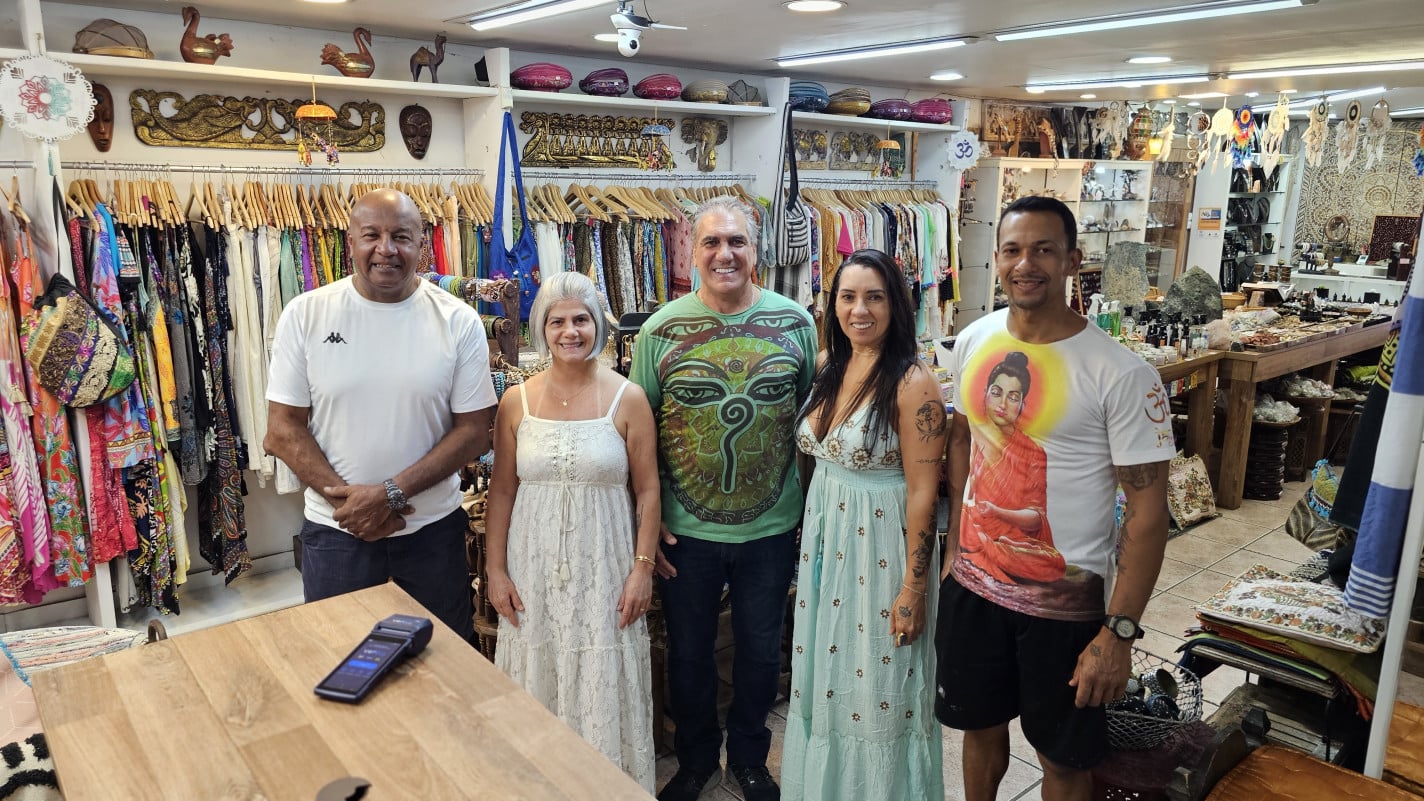 Paulo Roberto, Ana Almeida, Lua Passos e Elito Pereira, ao lado de Jorge, comp&otilde;em a equipe de Porto Alegre da Taiart | Nathan Lemos/JC