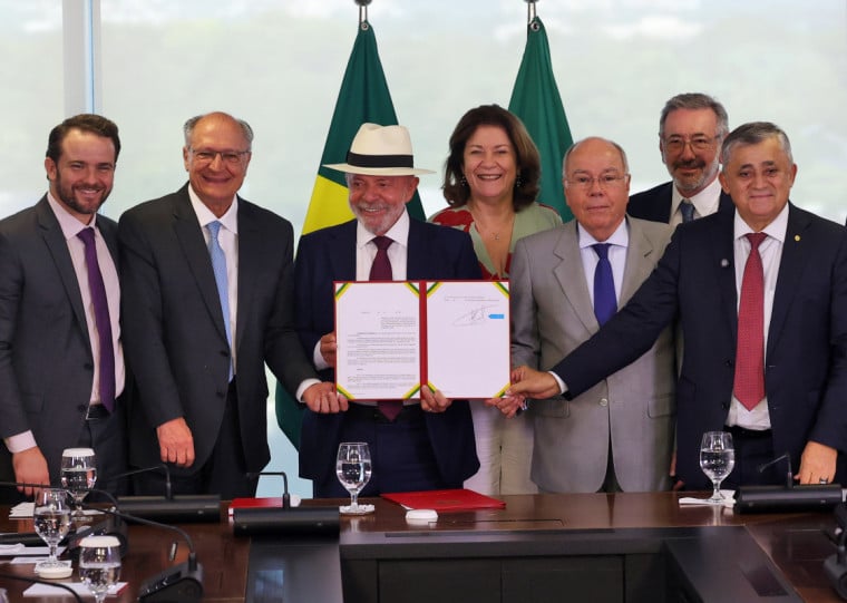 Lula assinou a promulgação do texto no período da tarde e ele entrará em vigor na sexta-feira, 1º de maio