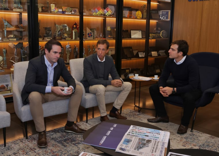 Na visita ao Jornal do Comércio, Rafael Garcia e Claudio Teitelbaum foram recebidos pelo diretor-presidente do JC, Giovanni Jarros Tumelero