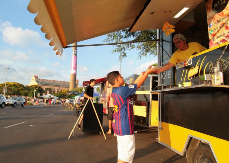 Vereador propõe passar autorização de quatro para seis food trucks próximo a praças e parques