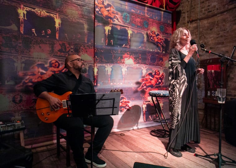 Assumindo o posto de cantora, Liana Timm estará acompanhada do instrumentista Daniel Rosa