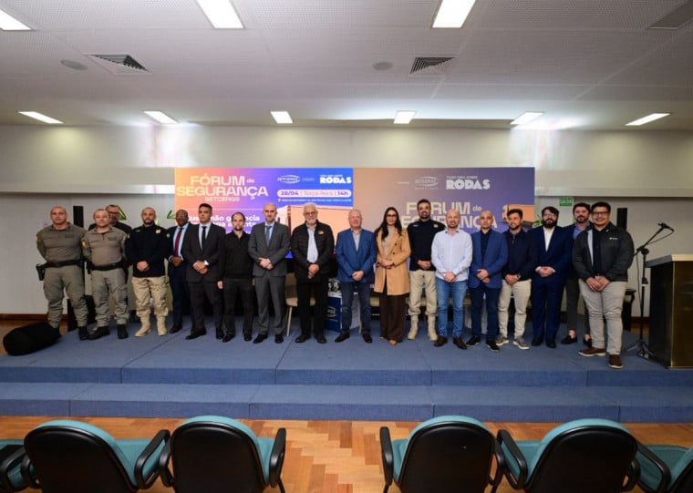Fórum de Segurança do SETCERGS reuniu autoridades, forças de segurança e representantes do setor para discutir o uso da inteligência artificial no combate ao roubo de cargas, em Porto Alegre
