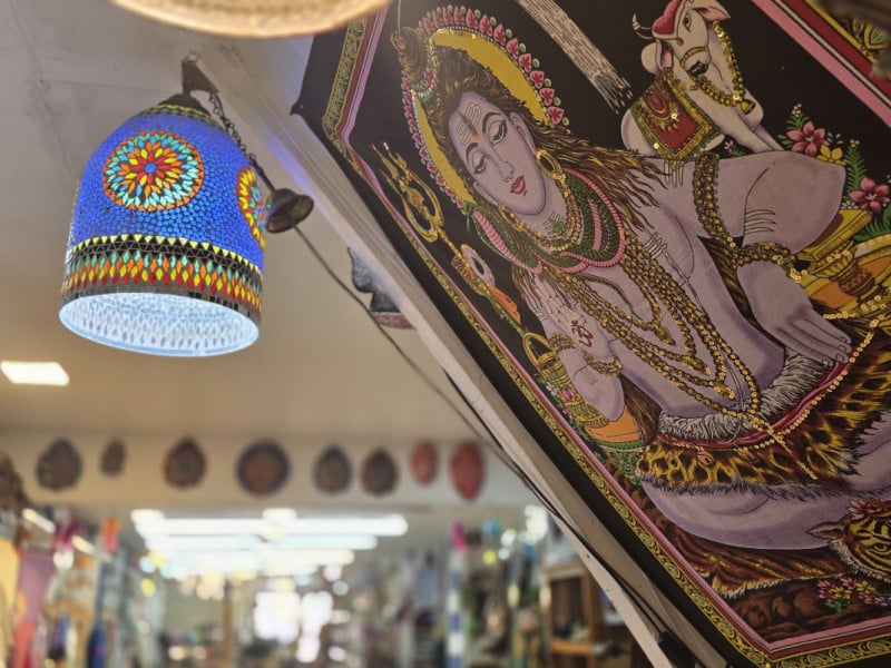 Na loja, &eacute; poss&iacute;vel encontrar itens de diferentes pa&iacute;ses e religi&otilde;es<br />Foto: Isadora Jacoby/Especial/JC