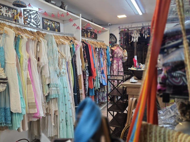 Al&eacute;m de itens de decora&ccedil;&atilde;o, a Taiart tem uma &aacute;rea dedicada &agrave;s roupas <br />Foto: Isadora Jacoby/Especial/JC