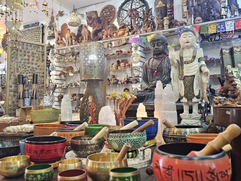 A loja re&uacute;ne um acervo de mais de 30 anos. Anualmente, Jorge viaja para trazer novidades<br />Foto: Nathan Lemos/JC