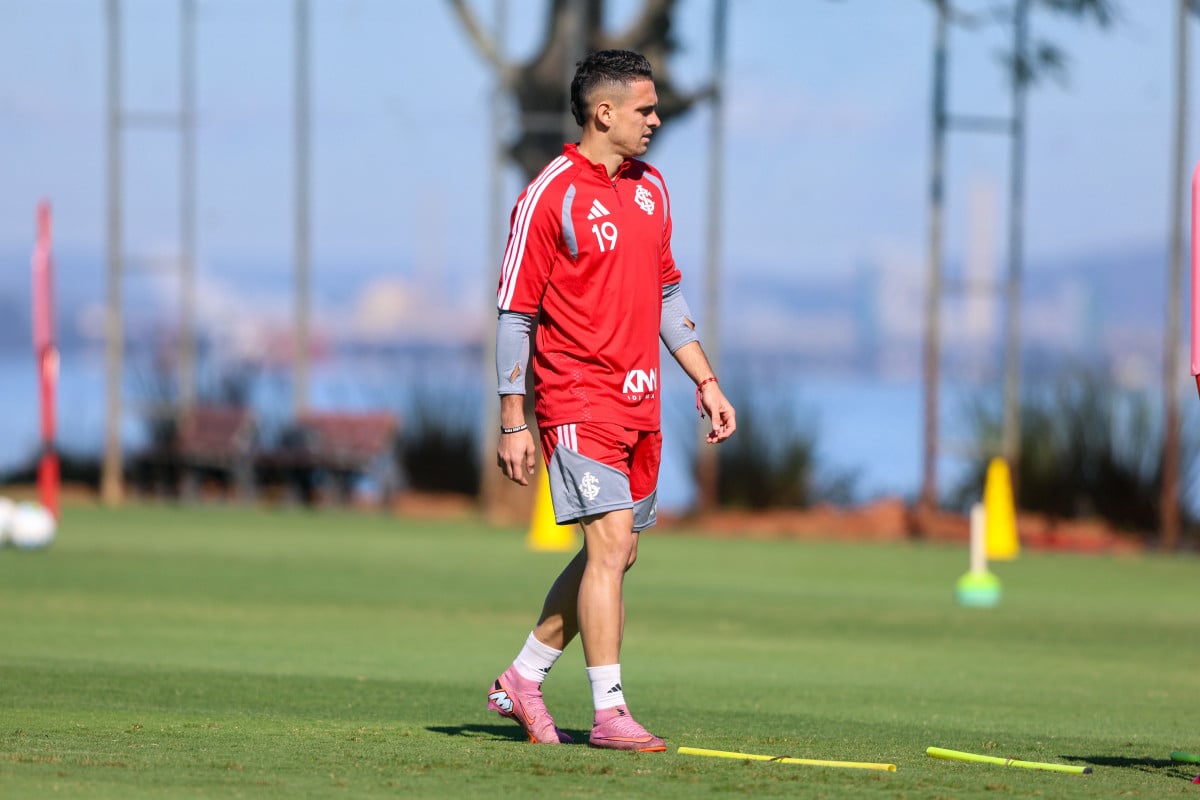 Paulo Pezzolano busca soluções para o ataque do Inter