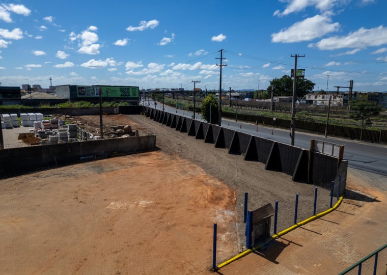 Muro conta com estacas de at&eacute; 12 metros de profundidade e cota de prote&ccedil;&atilde;o de 6,75 metros