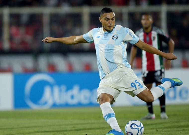 Carlos Vinícius perdeu três penalidades remarcadas pelo árbitro ainda no primeiro tempo