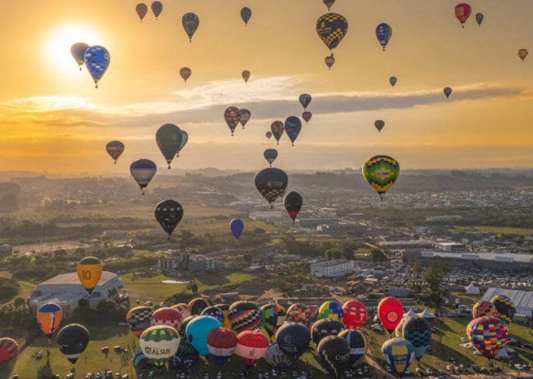 Com voos de exibição e competição, festividade no Litoral Norte gaúcho é considerado o segundo maior do mundo do esporte