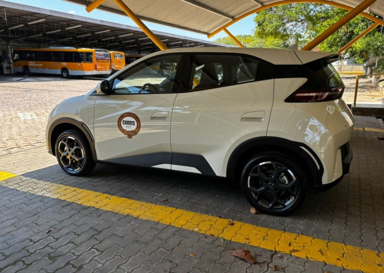 Com base em parâmetros médios de consumo de combustível e fatores de emissão, a substituição representa uma economia estimada de cerca de 1,1 tonelada de CO₂ por mês