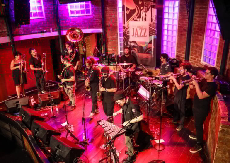 Grupo de metais EBBE Brass une elementos acústicos e eletrônicos em show no Grezz neste sábado (2)