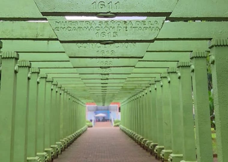 Arcos na praça Pinheiro Machado, em Santo Ângelo, mostra o local e data de fundação das regiões jesuíticas no Brasil, Argentina e Paraguai