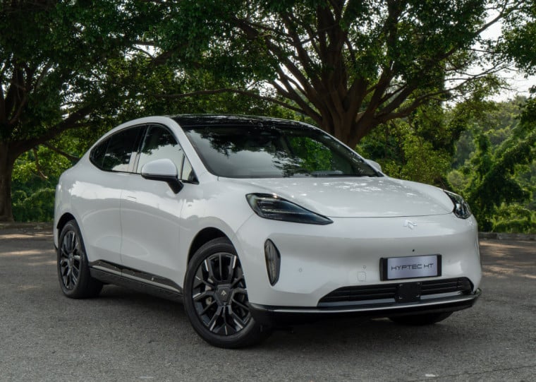 A tração é traseira, o que contribui para uma dirigibilidade mais equilibrada e esportiva