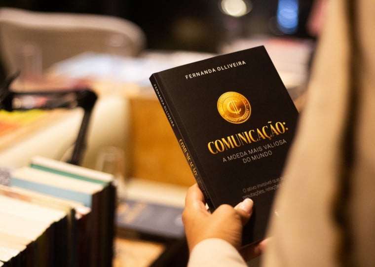 Fernanda Olliveira fez sessão de autógrafos na noite desta quarta-feira, em Porto Alegre