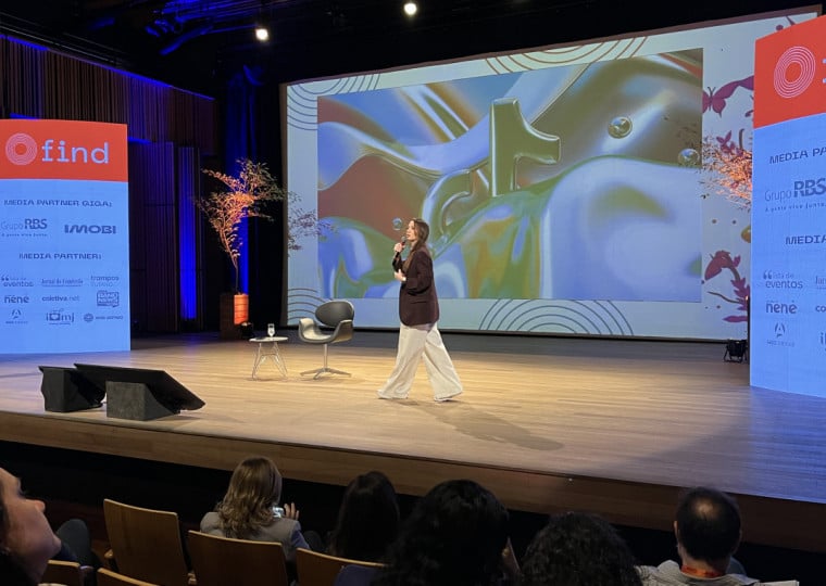 Monique Ticianelli, Partner Manager do TikTok, discutiu a economia da atenção e como a IA tem afetado a redefinição do engajamento e a descoberta de conteúdos