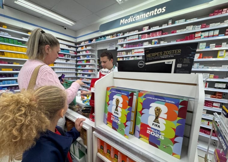&Aacute;lbum &eacute; colocado em &aacute;rea em frente ao balc&atilde;o de venda de rem&eacute;dios na farm&aacute;cia