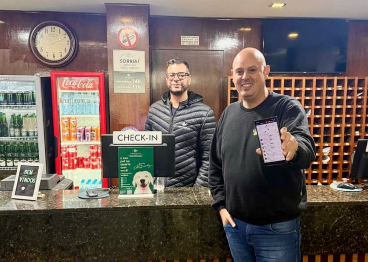 Santos (esq.) levou solução ao cliente Hillal, dono do Verde Plaza