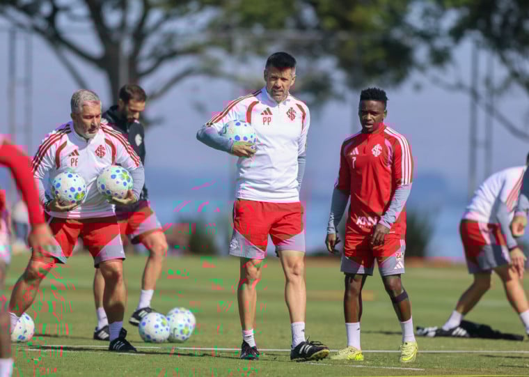 Paulo Pezzolano deve escalar a equipe com uma dupla de atacantes 