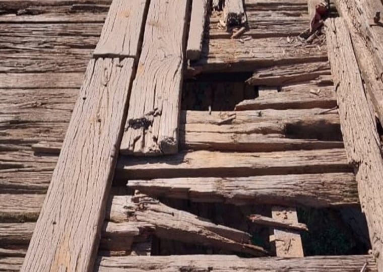 Foi constatada uma deteriora&ccedil;&atilde;o ainda mais avan&ccedil;ada da estrutura de madeira, elevando o risco de acidentes