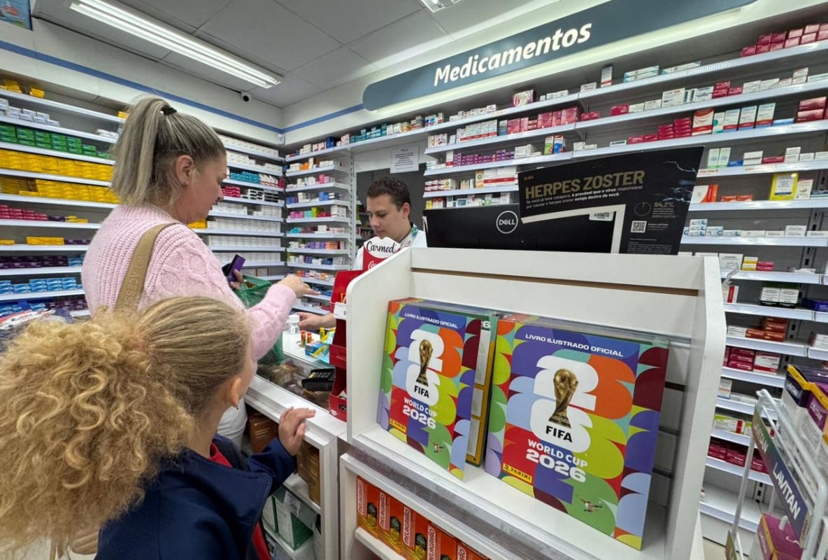 Álbum das seleções ganhou mais pontos de venda, disputando a atenção de clientes em farmácias | PATRÍCIA COMUNELLO/ESPECIAL/JC