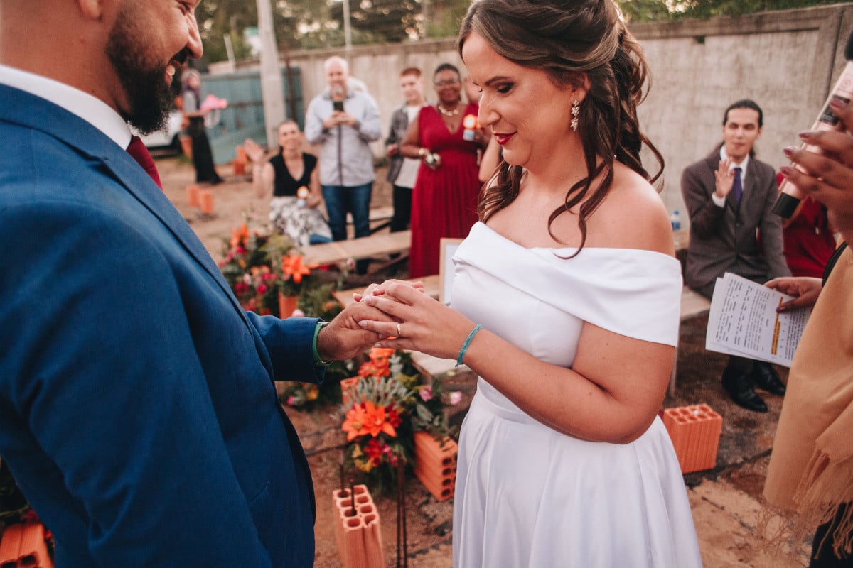 Noiva, que recém tirou a carteira de motorista, chegou dirigindo o próprio carro | Nathlia Goncalves/Divulgação/JC