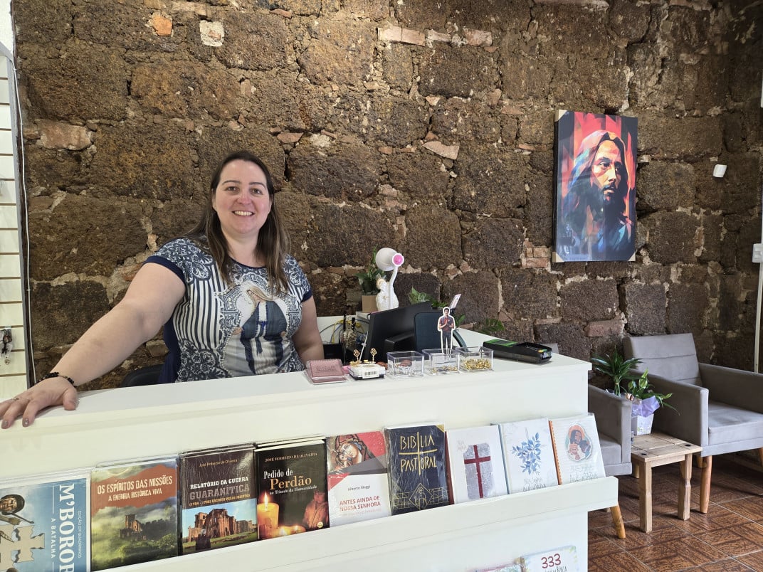 Karine Leite, s&oacute;cia da loja Divinalis, vende souvenirs religiosos em Santo &Acirc;ngelo, perto da Catedral Angelopolitana | LIVIA ARAUJO/ESPECIAL/CIDADES