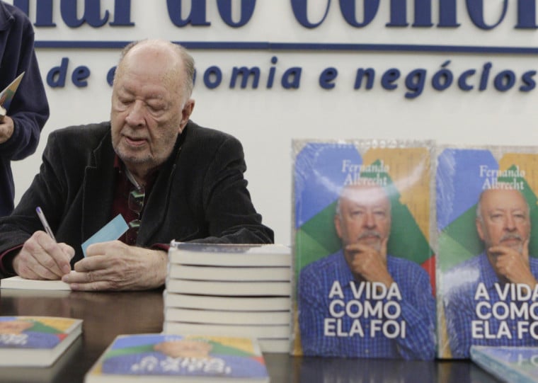 Jornalista Fernando Albrecht lançou o livro de crônicas "A vida como ela foi"; nova sessão de autógrafos será no Mercado Público