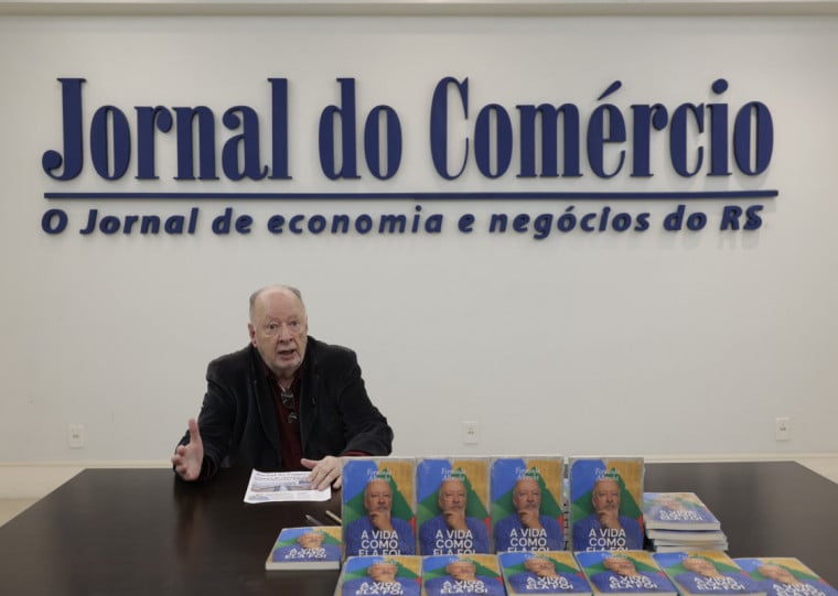 O colunista do JC reuniu 51 crônicas em edição que celebra sua trajetória na profissão; Evento ocorre nesta sexta (29), a partir das 18h