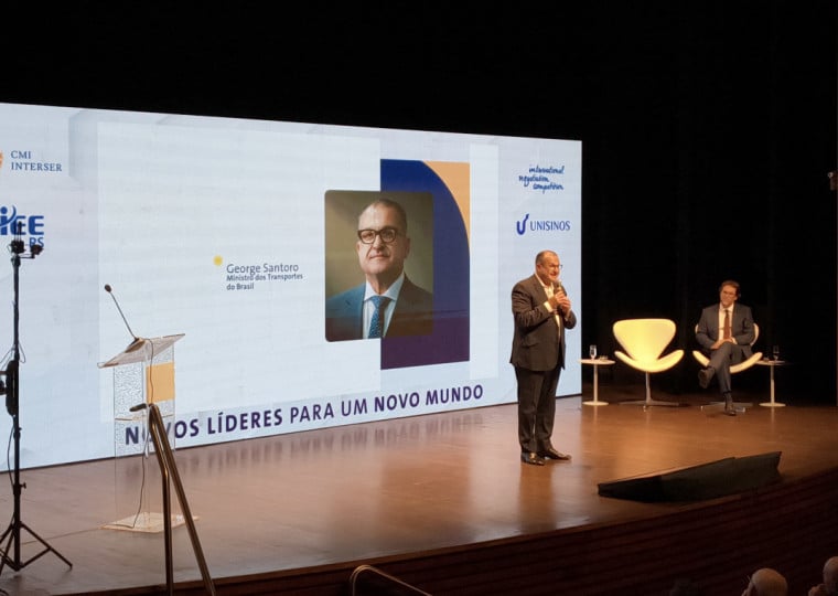 Ministro dos Transportes, George Santoro, diz que ritmo das transformações globais tem reduzido o tempo disponível para análise e ampliado a pressão por respostas rápidas