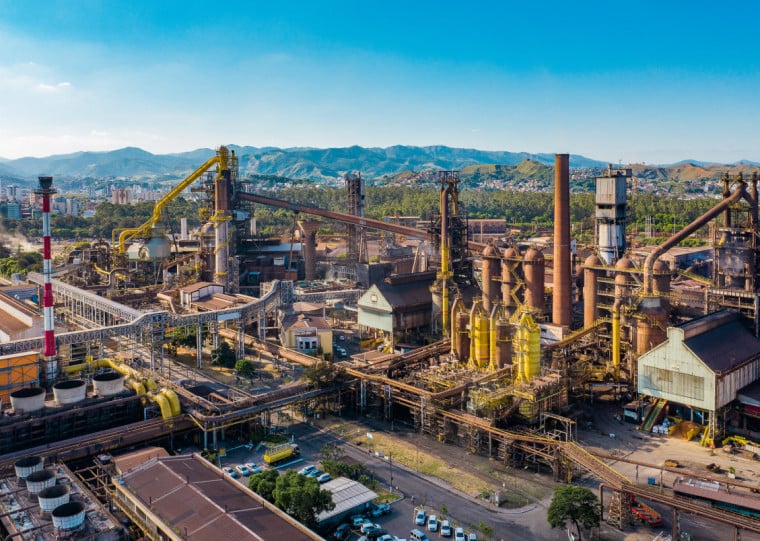 Foram 9,6 milhões de toneladas de ferro e 4,4 milhões de toneladas de aço vendidas em 2025