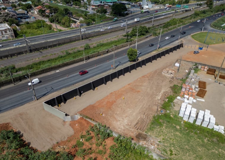 A estrutura integra o sistema de contenção do dique do Rio Branco 