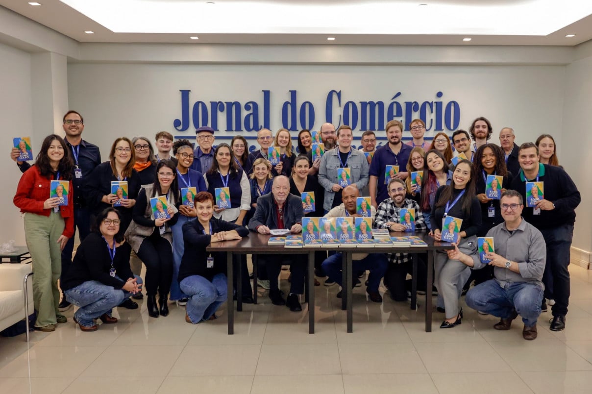 Reda&ccedil;&atilde;o se reuniu para uma "Sessão surpresa de autógrafos" | Tânia Meinerz/Divulgação/JC