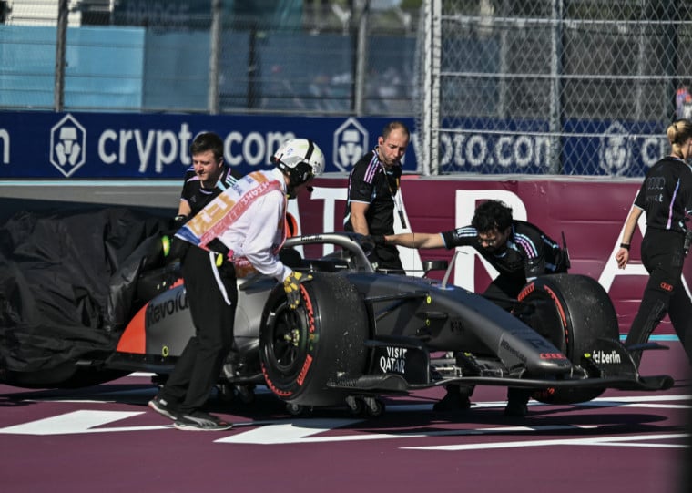 Piloto brasileiro já havia enfrentado dificuldades horas antes, na corrida sprint