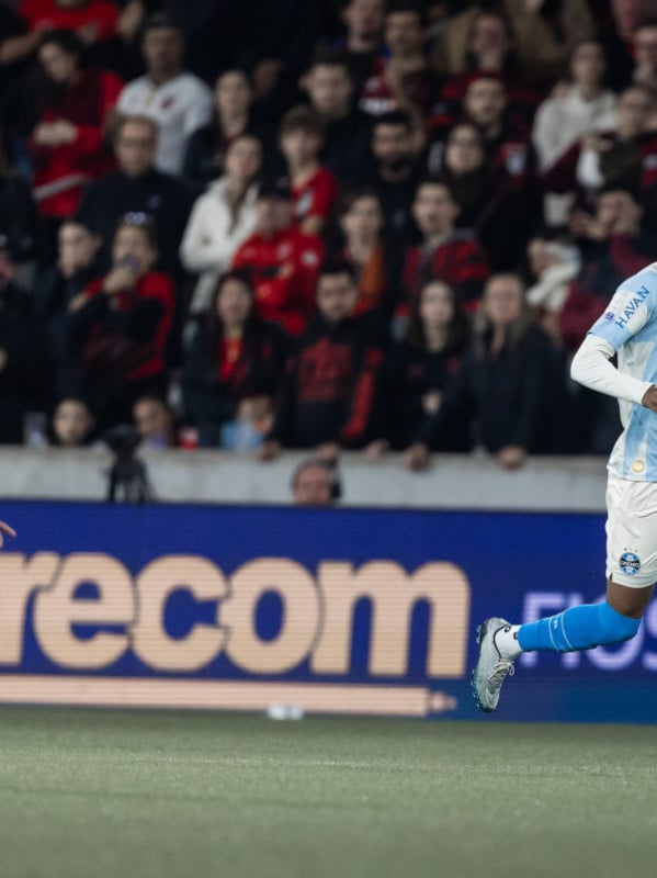 Mesmo com um a mais, Grêmio fica só no empate com o Athletico-PR, em Curitiba