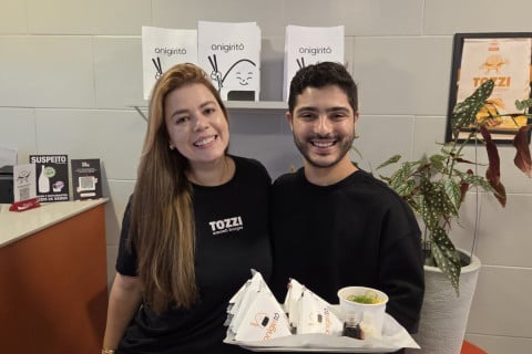 Marina Wisniewski e Heitor Américo são proprietários do Onigirito, negócio que aposta no delivery do clássico lanche japonês