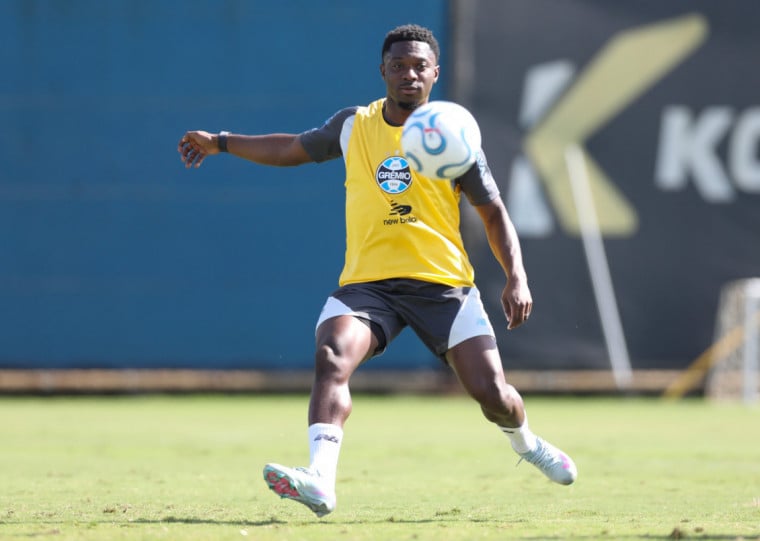 Recuperado da pancada no tornozelo, Amuzu fica à disposição de Castro