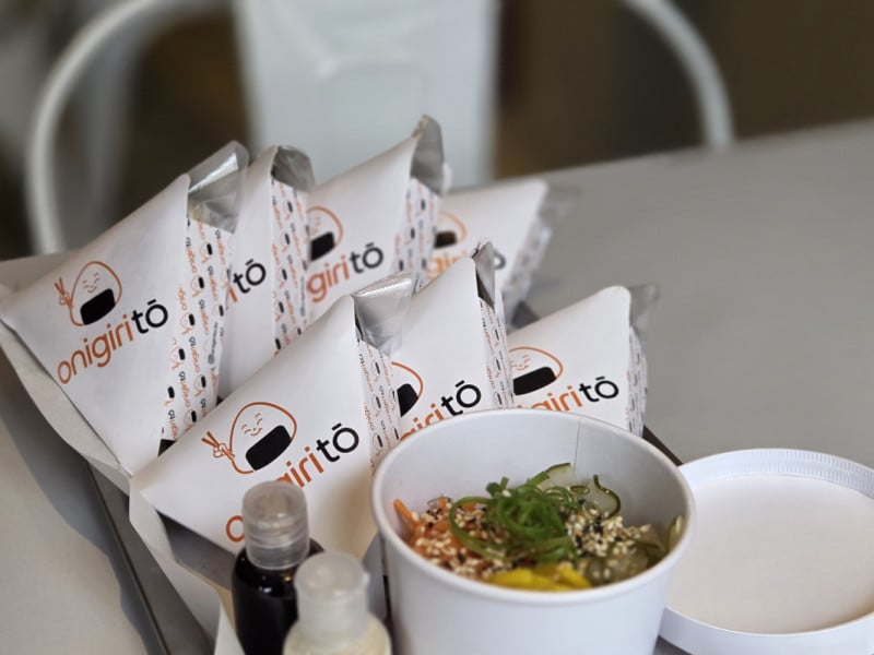 Entre as op&ccedil;&otilde;es, o card&aacute;pio oferece os combos que v&ecirc;m acompanhado de salada<br />Foto: J&Uacute;LIA FERNANDES/ESPECIAL/JC