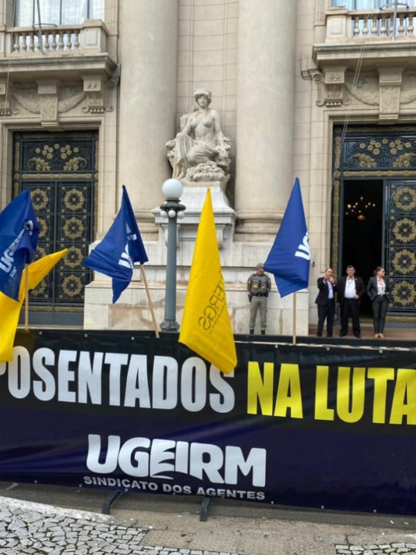 Aposentados protestam em frente ao Piratini pelo fim dos descontos previdenciários