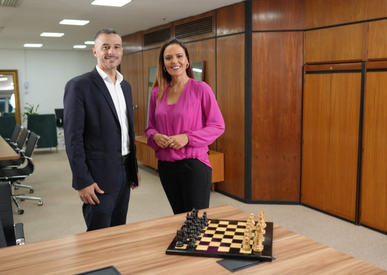 Maicon Bock é ex-secretário-adjunto de Comunicação do Governo do RS e Gabriela Lerina tem experiência em TV 