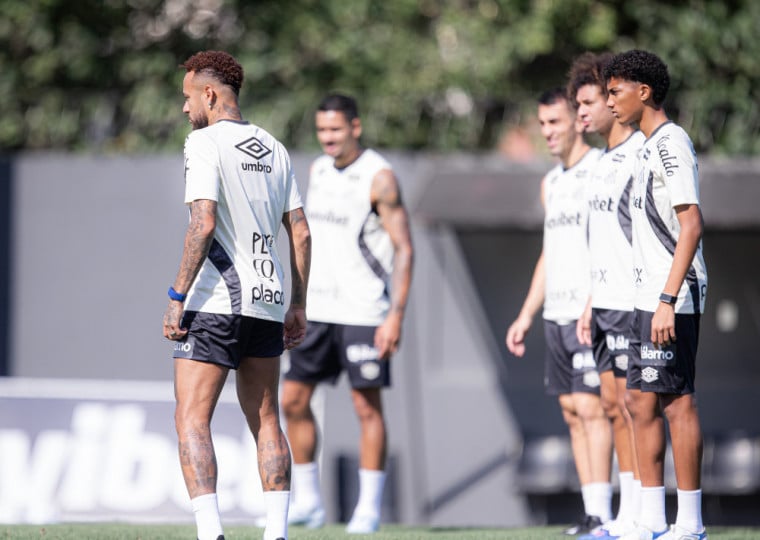 Neymar teria se irritado após ser driblado pelo jovem (d) e reagido de forma mais ríspida