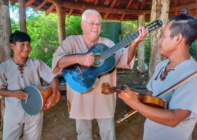 Obra do músico gaúcho Raul Ellwanger (centro) une música, história e reflexão ao revisitar a formação cultural do sul da América Latina
