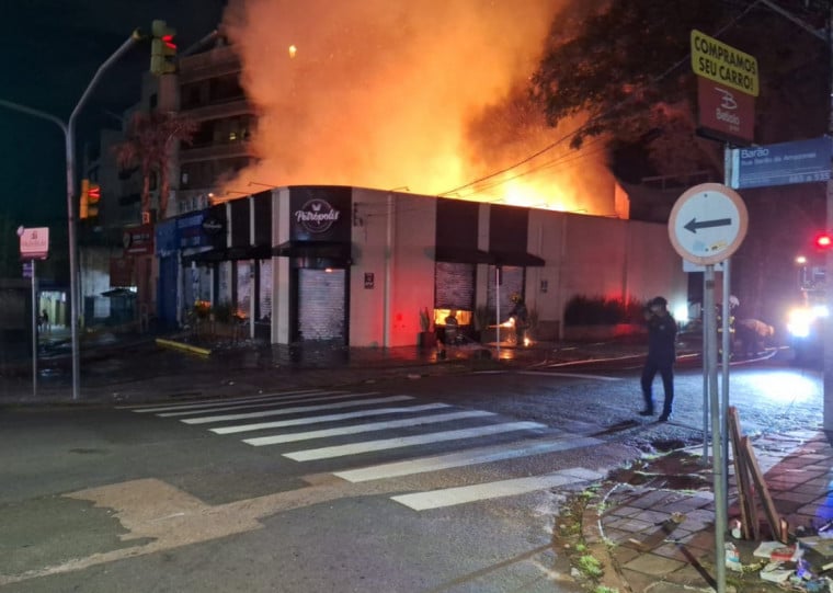 Padaria atingida pelo fogo fica localizada entre as ruas Barão do Amazonas e Felizardo, no bairro Jardim Botânico