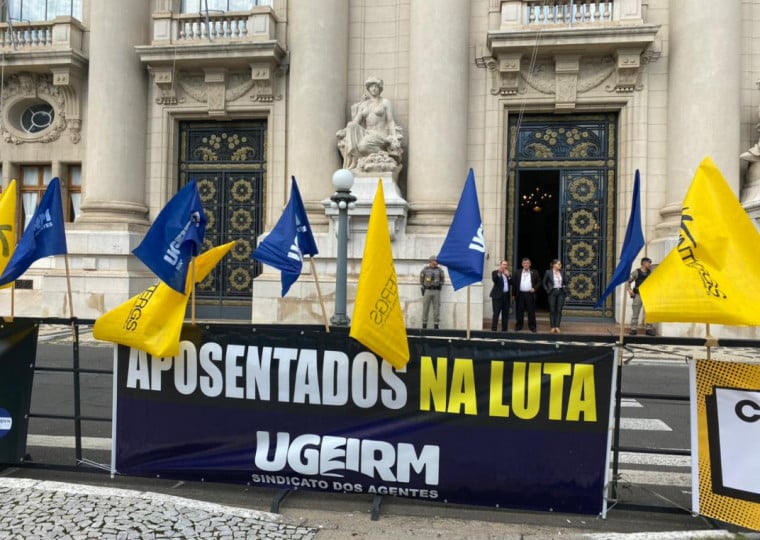 Greve de aposentados em frente ao Palácio PIRATINI