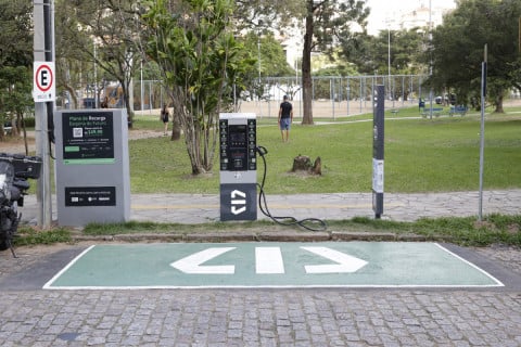 Projetos buscam facilitar recarga de carros elétricos no RS